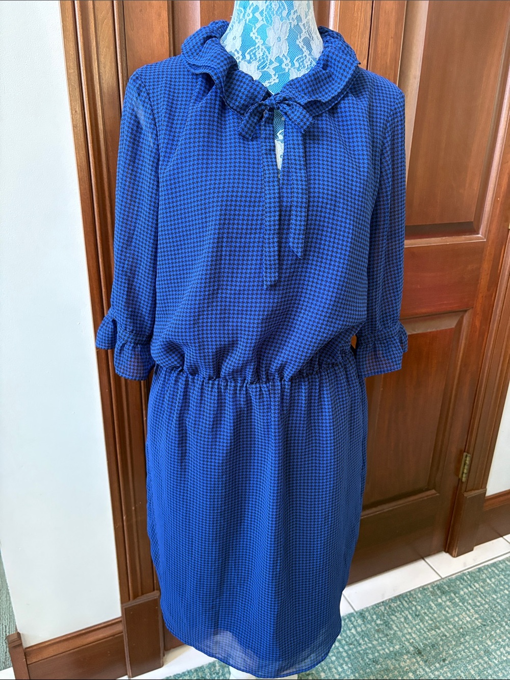 Banana republic dress Blue/black Houndstooth Tie-Neck/ruffle 3/4 sleeve pockets